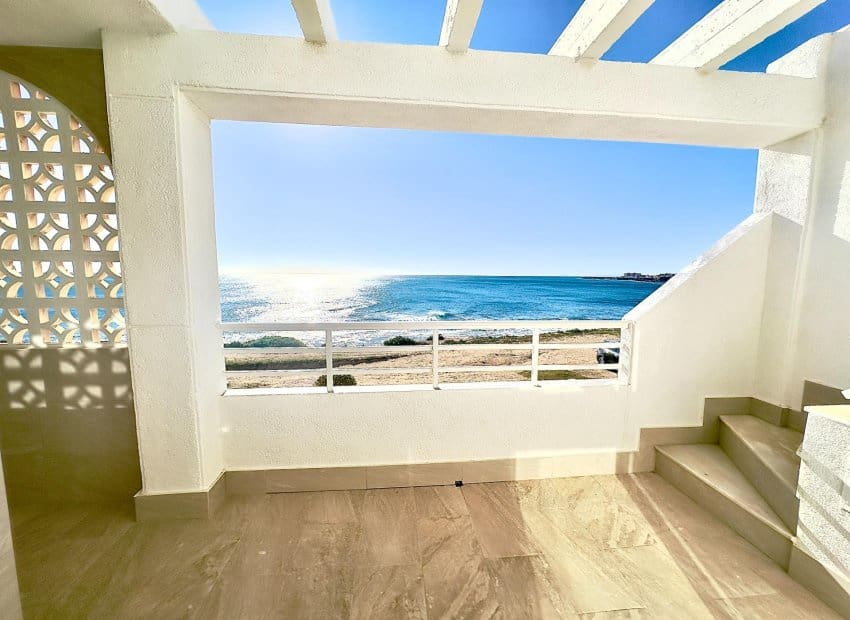 2 soveværelse Strandlejlighed til salg i Torrevieja med swimmingpool - € 359.900 (Ref: 9420096)