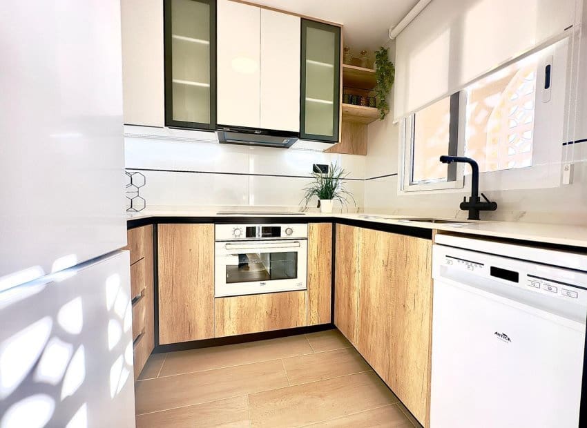 2 soveværelse Strandlejlighed til salg i Torrevieja med swimmingpool - € 359.900 (Ref: 9420096)