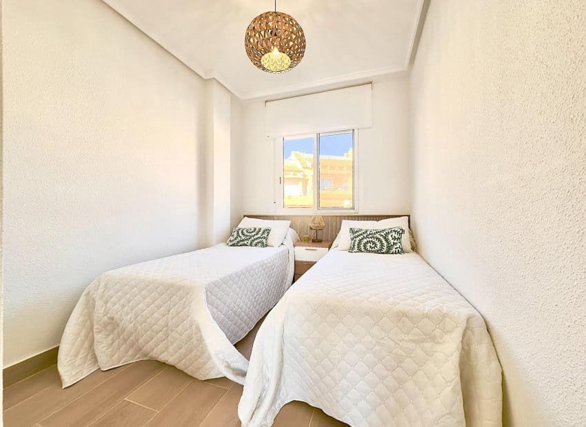 2 soveværelse Strandlejlighed til salg i Torrevieja med swimmingpool - € 359.900 (Ref: 9420096)