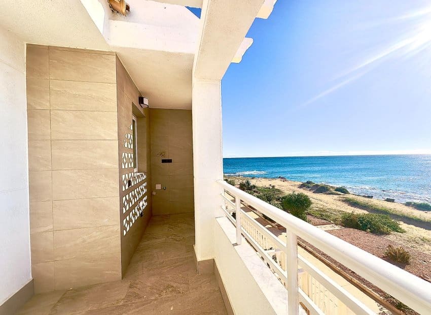 2 soveværelse Strandlejlighed til salg i Torrevieja med swimmingpool - € 359.900 (Ref: 9420096)