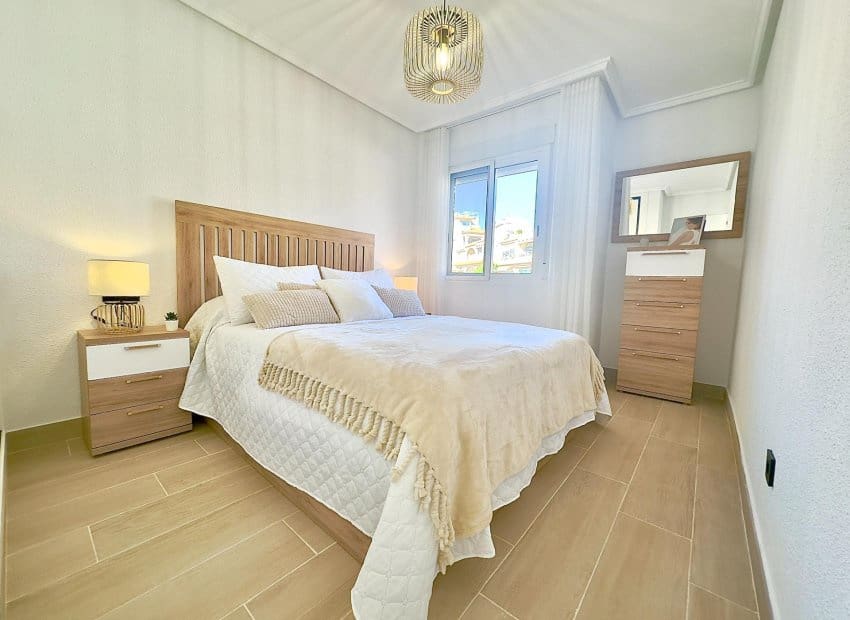 2 soveværelse Strandlejlighed til salg i Torrevieja med swimmingpool - € 359.900 (Ref: 9420096)