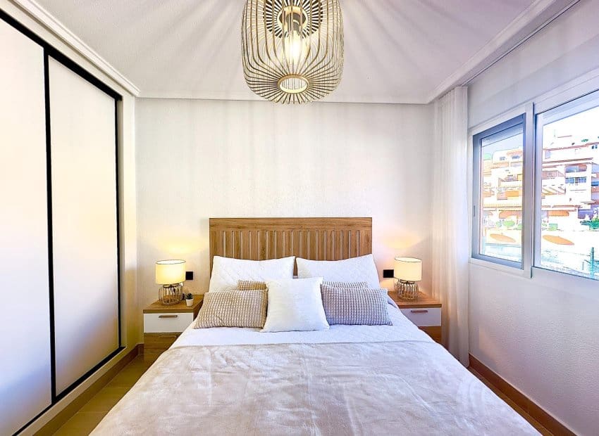 2 soveværelse Strandlejlighed til salg i Torrevieja med swimmingpool - € 359.900 (Ref: 9420096)