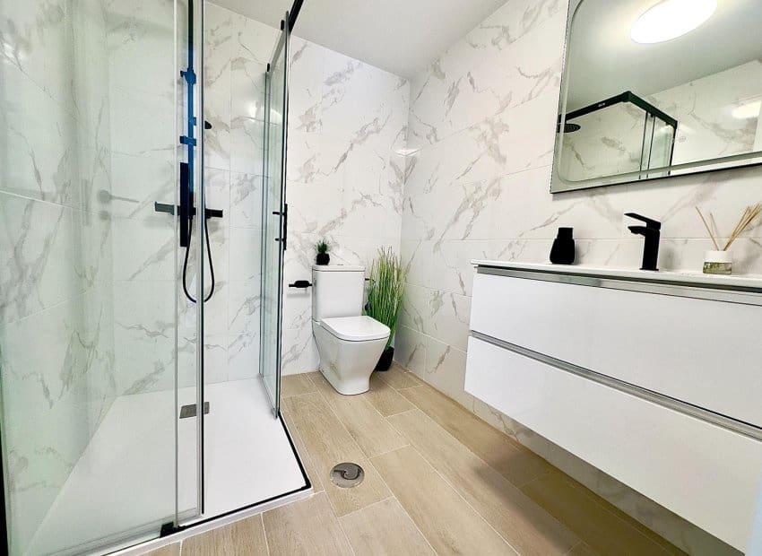 2 soveværelse Strandlejlighed til salg i Torrevieja med swimmingpool - € 359.900 (Ref: 9420096)