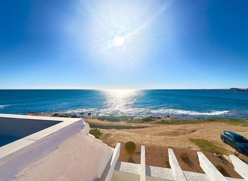 2 soveværelse Strandlejlighed til salg i Torrevieja med swimmingpool - € 359.900 (Ref: 9420096)