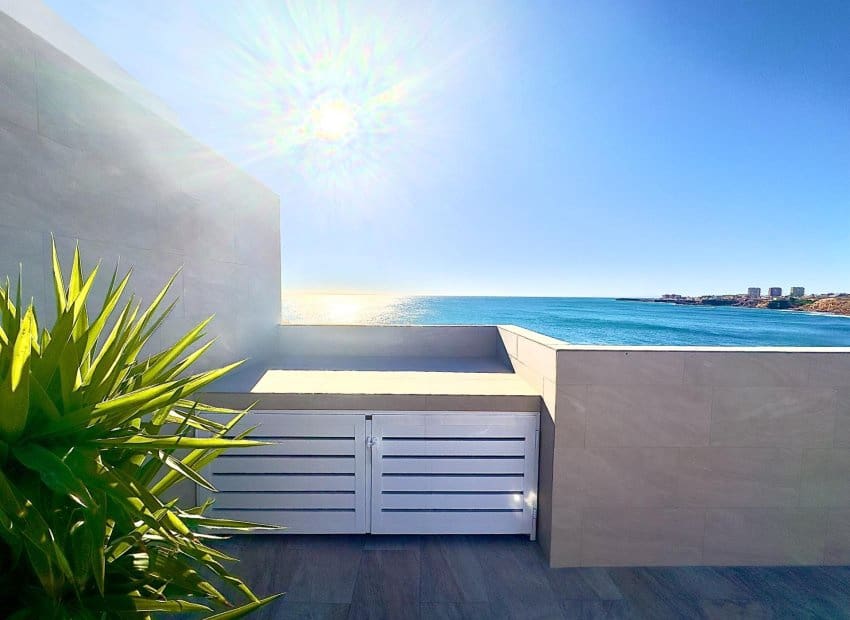 2 soveværelse Strandlejlighed til salg i Torrevieja med swimmingpool - € 359.900 (Ref: 9420096)