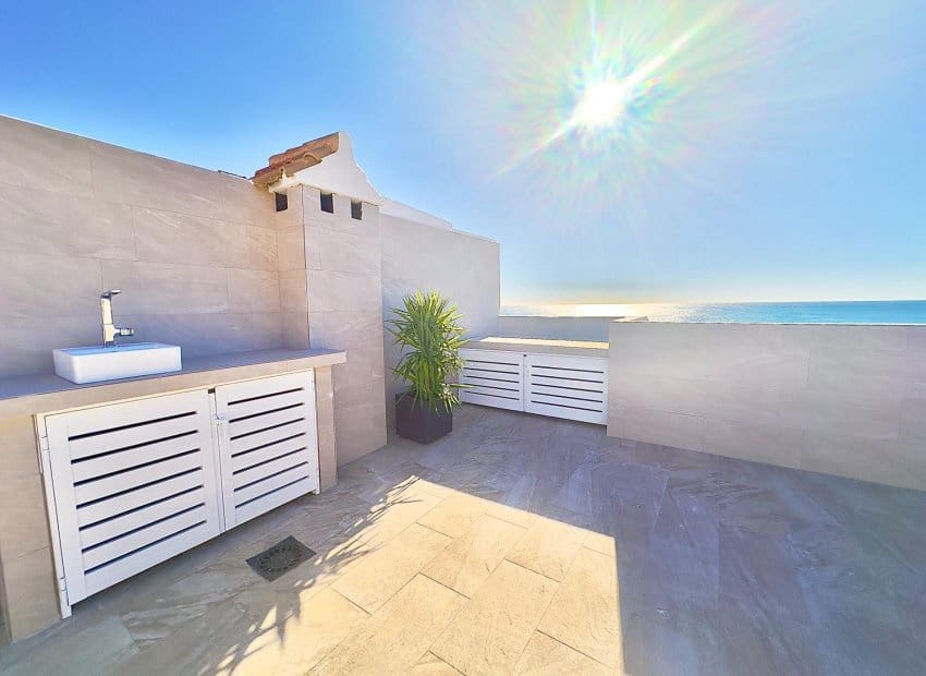2 soveværelse Strandlejlighed til salg i Torrevieja med swimmingpool - € 359.900 (Ref: 9420096)
