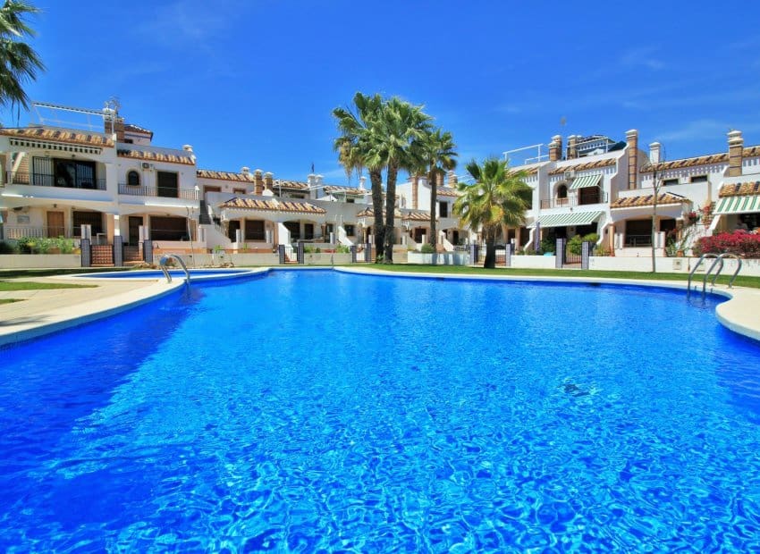 3 Zimmer Bungalow zu verkaufen in Villamartin mit Pool - 229.000 € (Ref: 9443763)