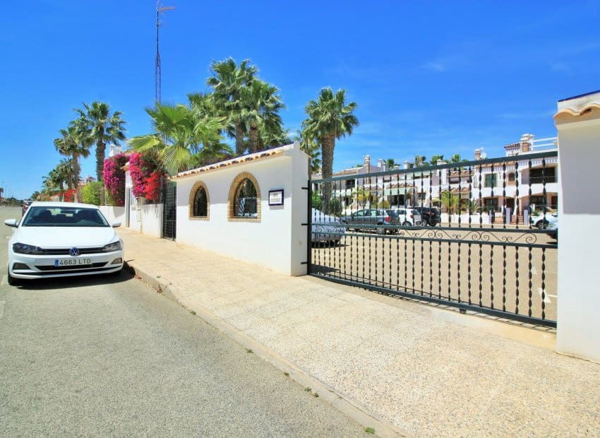 3 Zimmer Bungalow zu verkaufen in Villamartin mit Pool - 229.000 € (Ref: 9443763)