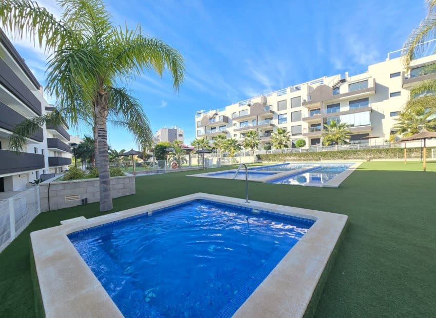 Apartamento de 2 habitaciones en Orihuela Costa en venta con piscina garaje - 335.000 € (Ref: 9444915)