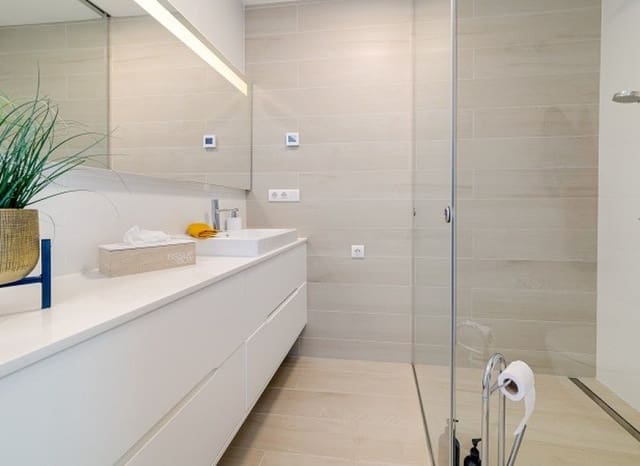 Apartamento de 2 habitaciones en Las Colinas Golf, Orihuela en venta con piscina - 369.000 € (Ref: 9459813)