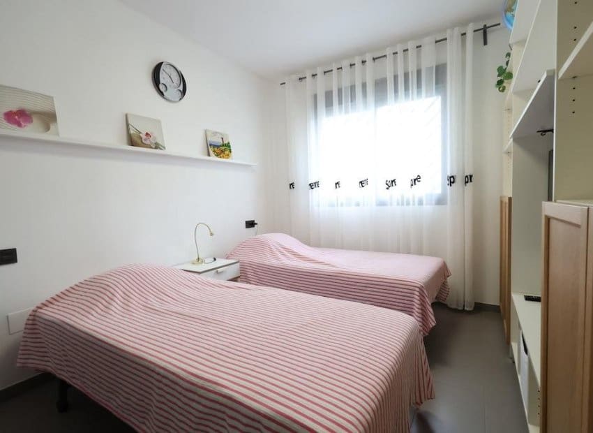 2 makuuhuone Bungalow myytävänä paikassa Orihuela Costa mukana uima-altaan - 289 000 € (Ref: 9459814)