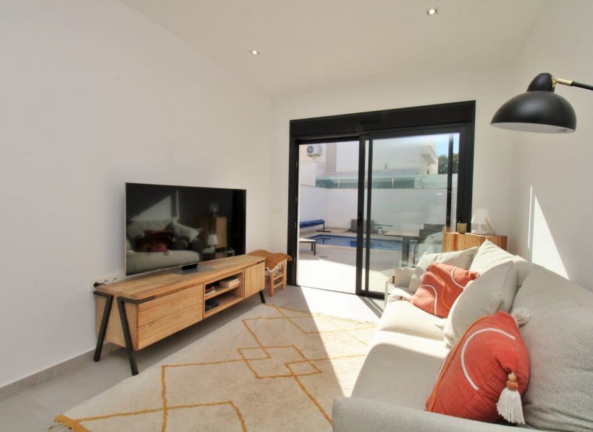 Casa de 2 habitaciones en Pilar de la Horadada en venta con piscina - 299.995 € (Ref: 9460743)