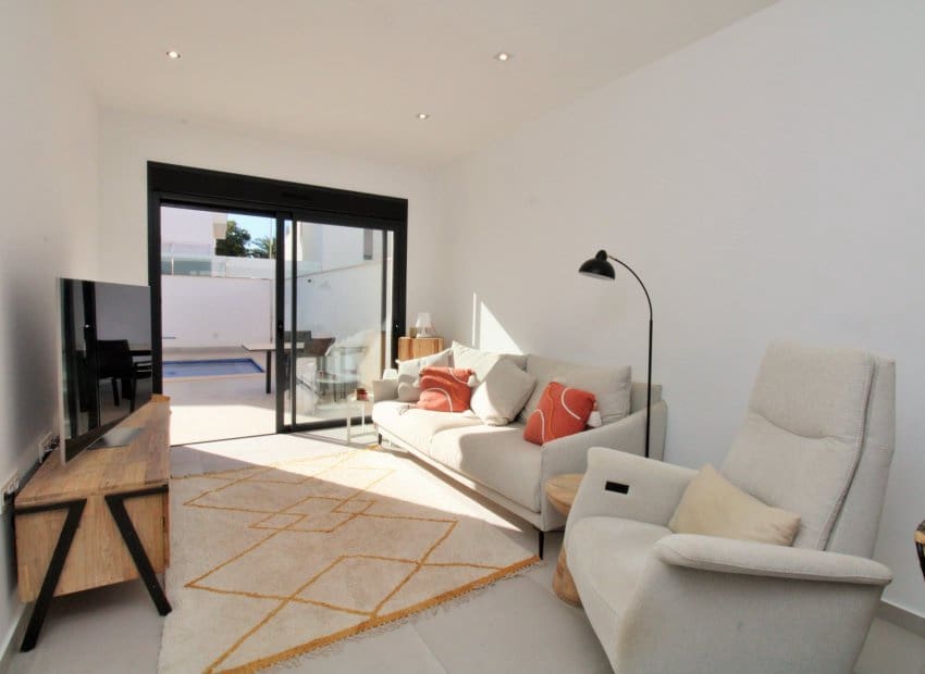 Casa de 2 habitaciones en Pilar de la Horadada en venta con piscina - 299.995 € (Ref: 9460743)