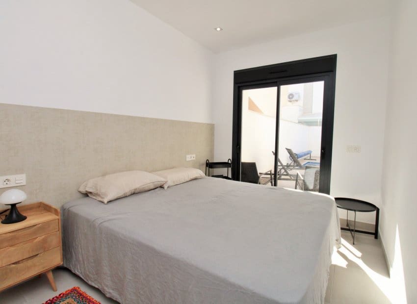 Casa de 2 habitaciones en Pilar de la Horadada en venta con piscina - 299.995 € (Ref: 9460743)