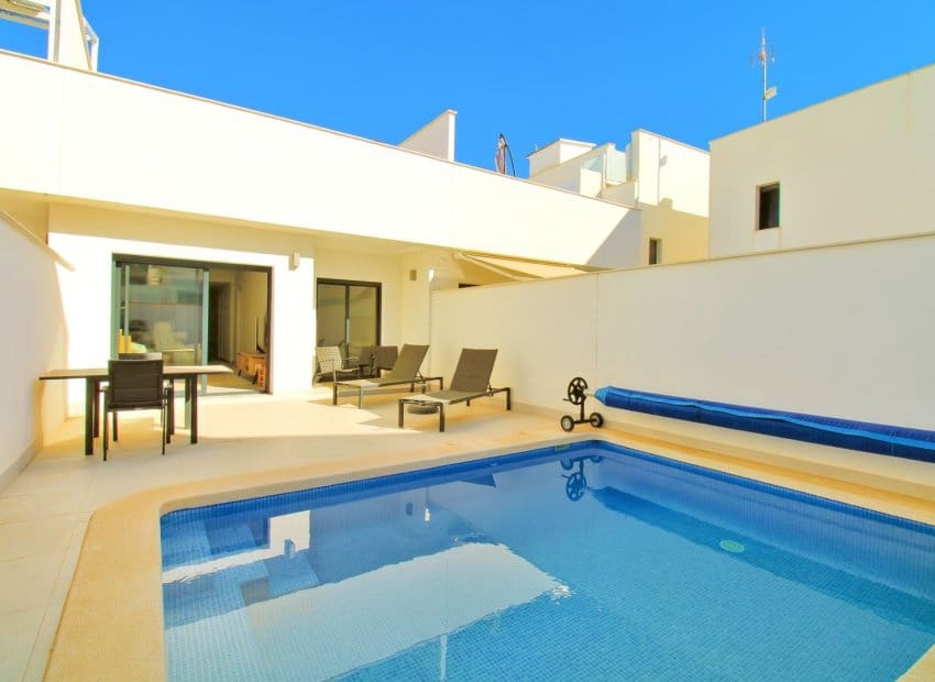 Casa de 2 habitaciones en Pilar de la Horadada en venta con piscina - 299.995 € (Ref: 9460743)