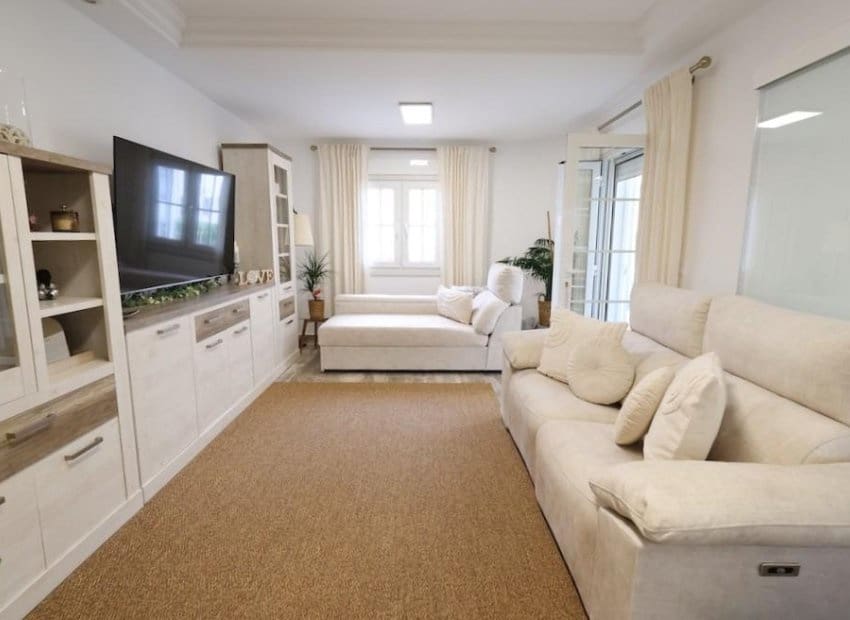 4 Zimmer Villa zu verkaufen in San Miguel de Salinas mit Pool - 461.318 € (Ref: 9460745)