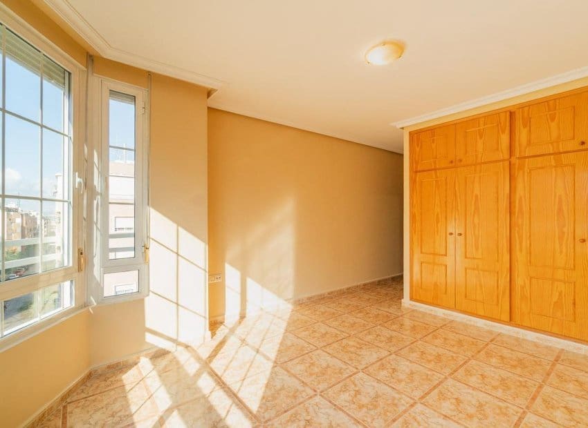 3 quarto Apartamento para venda em Torrevieja - 209 000 € (Ref: 9473426)