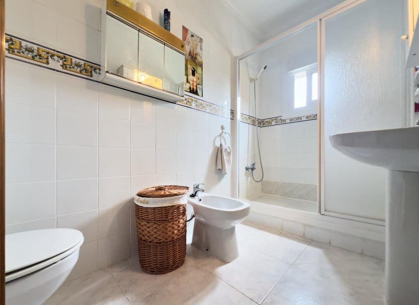 Casa de 1 habitación en Torrevieja en venta con piscina - 127.260 € (Ref: 9473511)