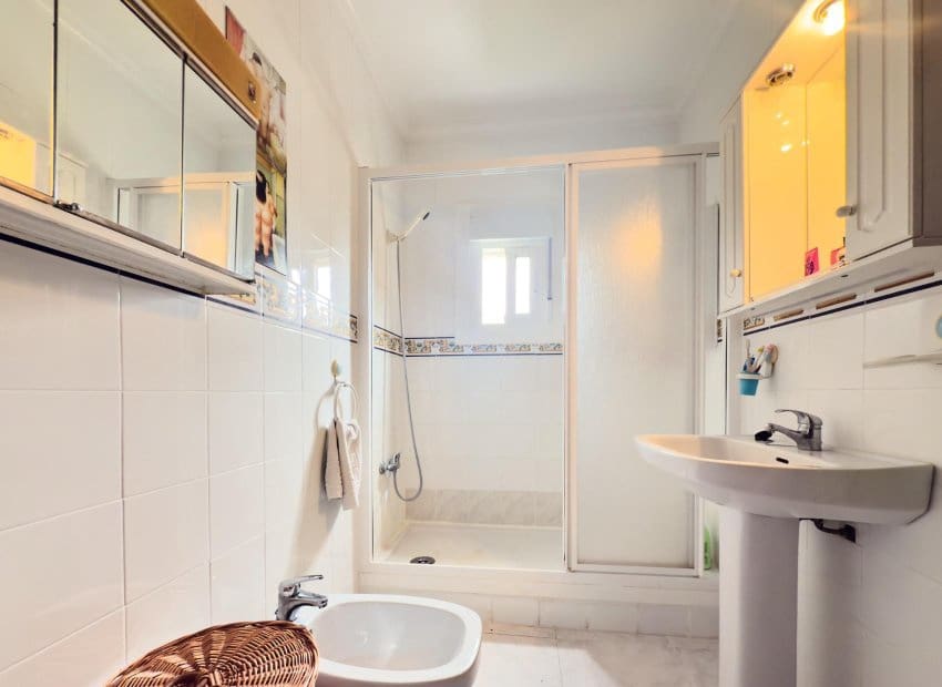 Casa de 1 habitación en Torrevieja en venta con piscina - 127.260 € (Ref: 9473511)