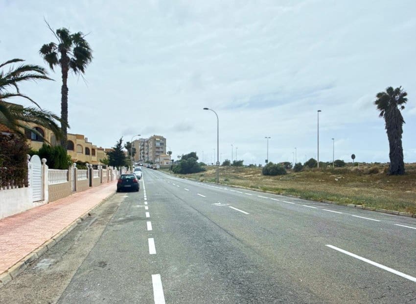 Casa de 1 habitación en Torrevieja en venta con piscina - 127.260 € (Ref: 9473511)