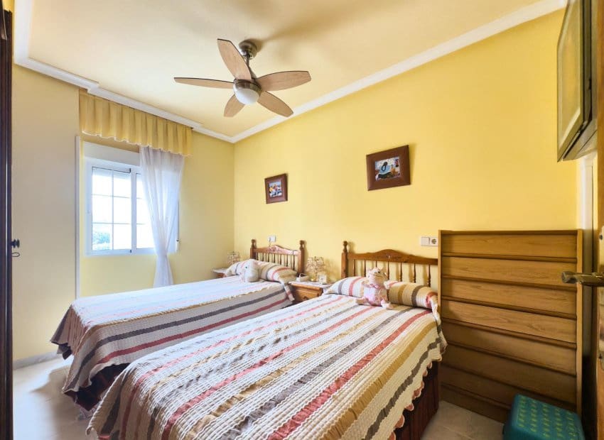 Casa de 1 habitación en Torrevieja en venta con piscina - 127.260 € (Ref: 9473511)