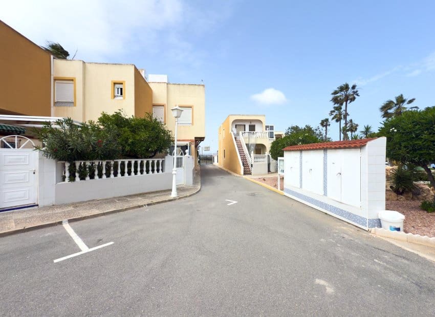 Casa de 1 habitación en Torrevieja en venta con piscina - 127.260 € (Ref: 9473511)