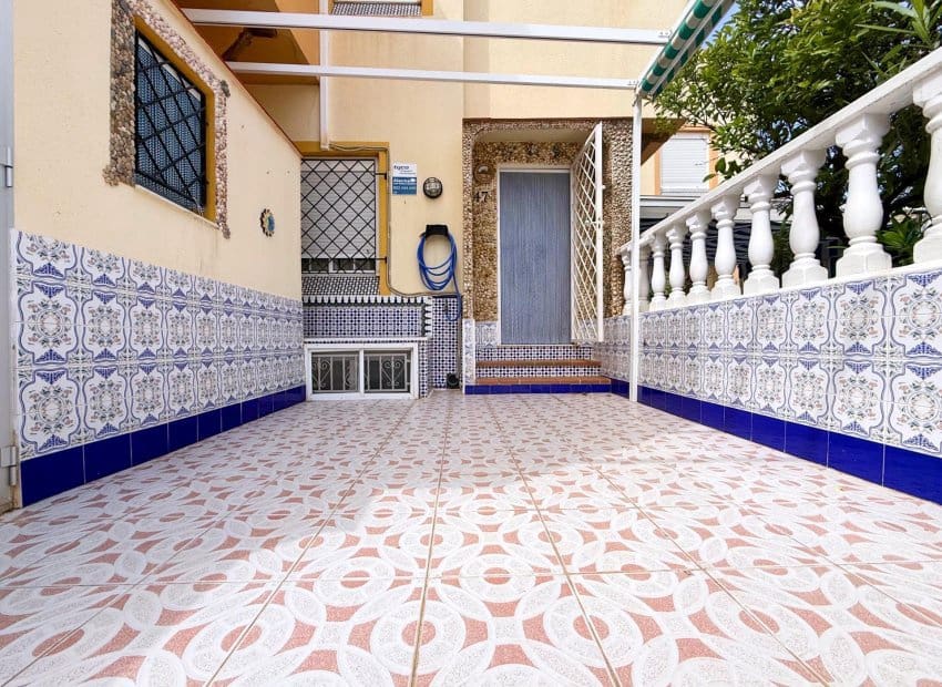 Casa de 1 habitación en Torrevieja en venta con piscina - 127.260 € (Ref: 9473511)