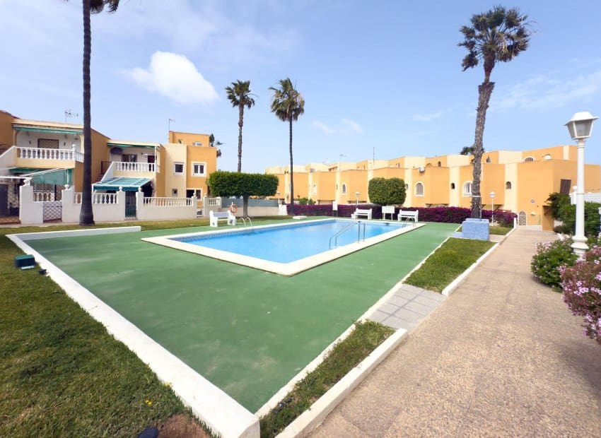 Casa de 1 habitación en Torrevieja en venta con piscina - 127.260 € (Ref: 9473511)