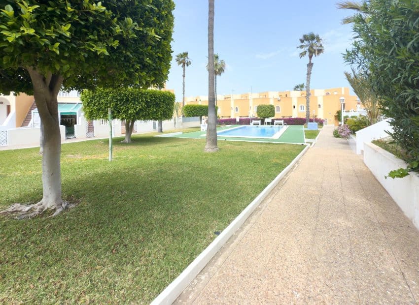 Casa de 1 habitación en Torrevieja en venta con piscina - 127.260 € (Ref: 9473511)