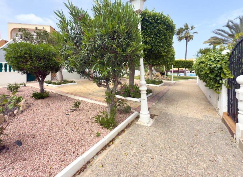 Casa de 1 habitación en Torrevieja en venta con piscina - 127.260 € (Ref: 9473511)