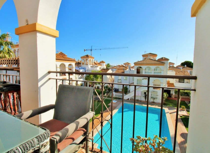Ático de 3 habitaciones en Playa Flamenca en venta con piscina - 269.000 € (Ref: 9473512)