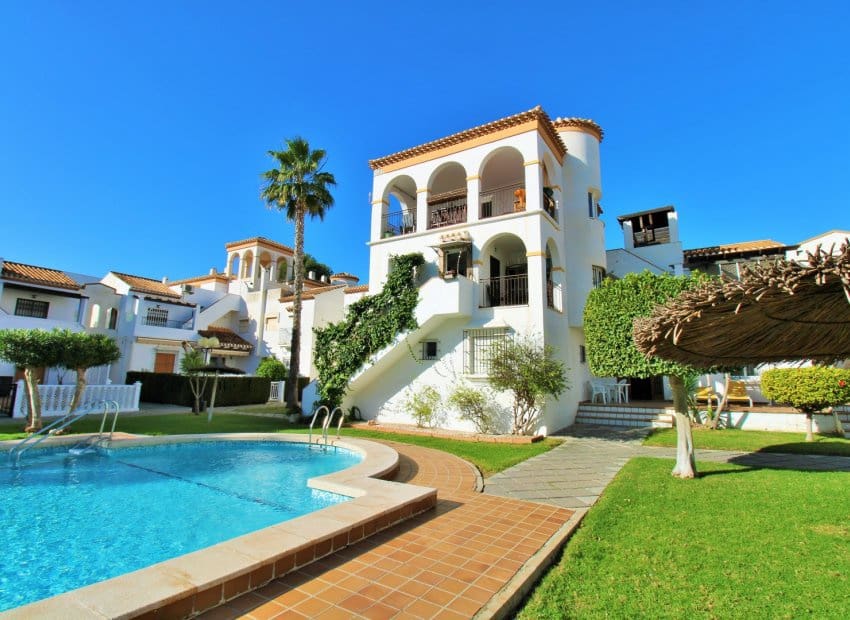 Ático de 3 habitaciones en Playa Flamenca en venta con piscina - 269.000 € (Ref: 9473512)