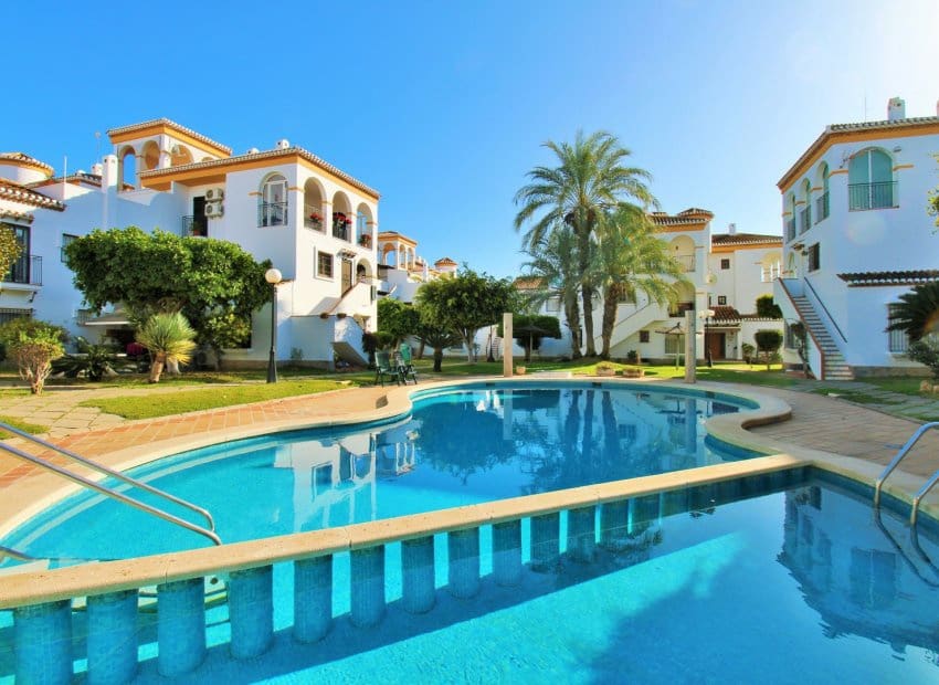 Ático de 3 habitaciones en Playa Flamenca en venta con piscina - 269.000 € (Ref: 9473512)