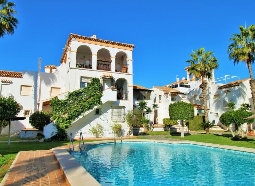 Ático de 3 habitaciones en Playa Flamenca en venta con piscina - 269.000 € (Ref: 9473512)