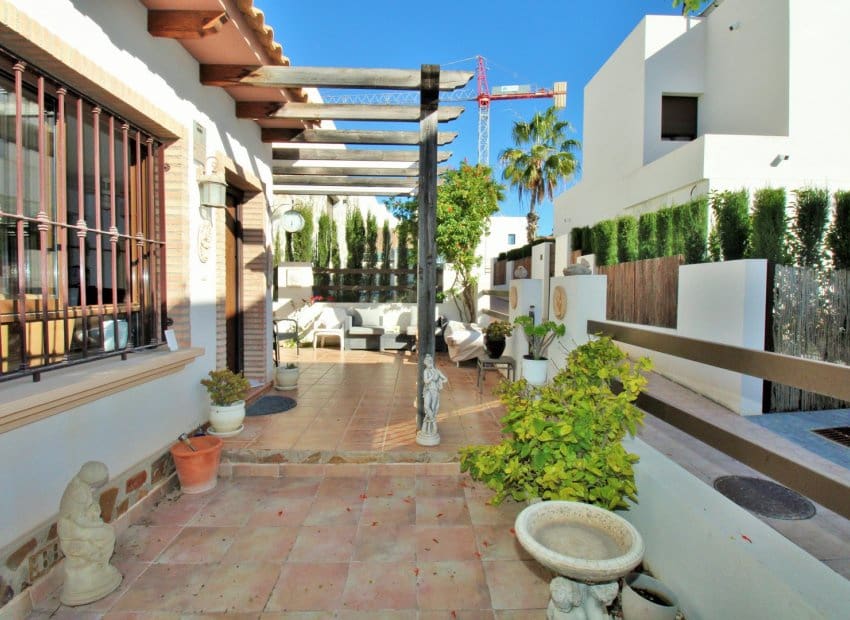 2 slaapkamer Villa te koop in Villamartin met zwembad - € 259.000 (Ref: 9487226)