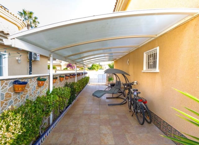 3 Zimmer Villa zu verkaufen in Punta Prima, Orihuela mit Pool - 360.000 € (Ref: 9487233)