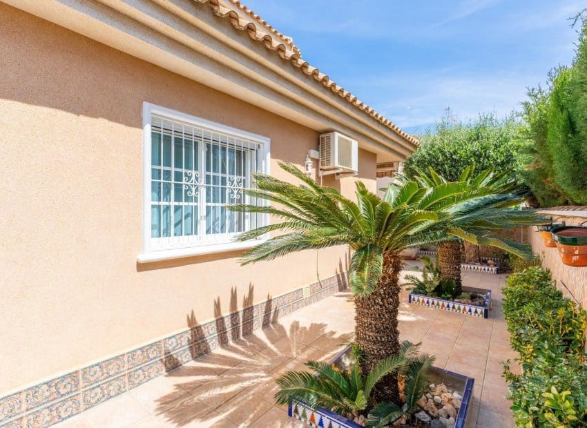 3 Zimmer Villa zu verkaufen in Orihuela Costa mit Pool - 360.000 € (Ref: 9487233)