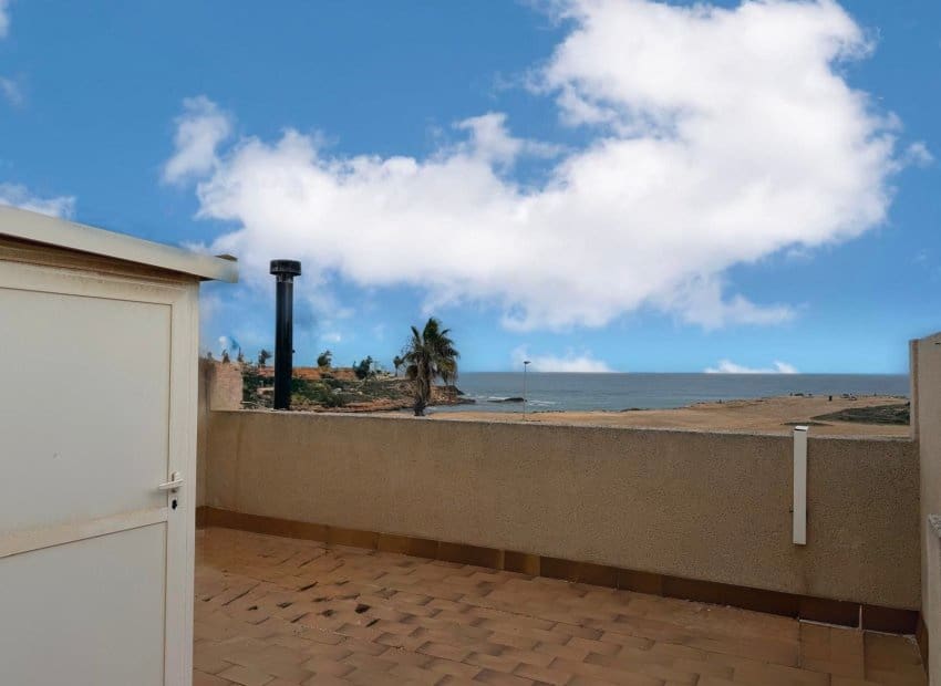 2 bedroom Beach Apartment for sale in Torrevieja with pool - € 209,900 (Ref: 9487235)