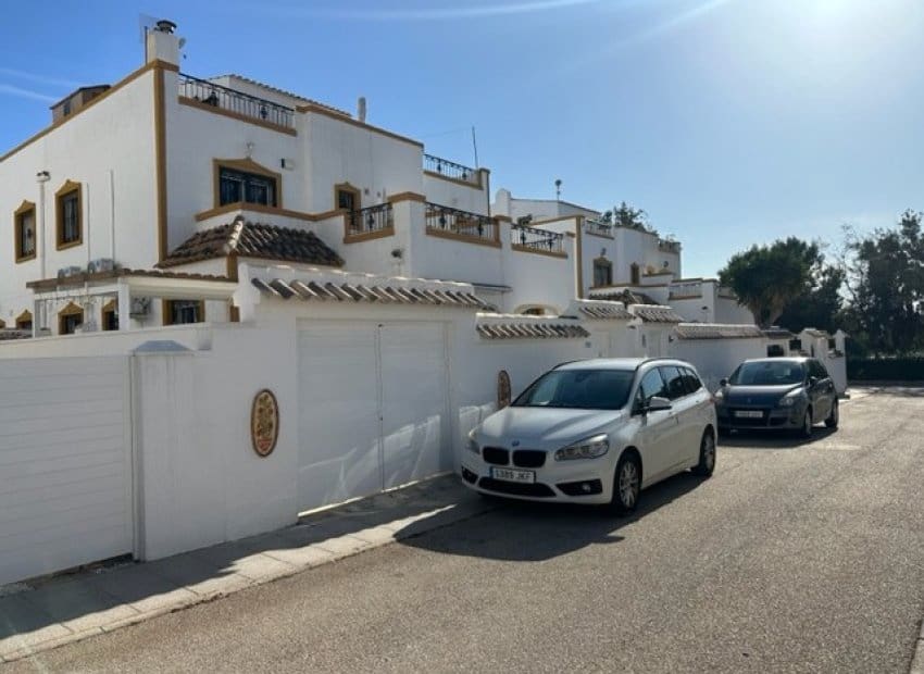3 bedroom Townhouse for sale in Entre Naranjos with pool - € 180,000 (Ref: 9487237)