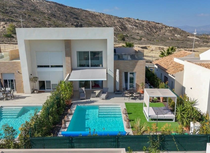 3 bedroom Semi-detached Villa for sale in Algorfa with pool - € 525,000 (Ref: 9500651)