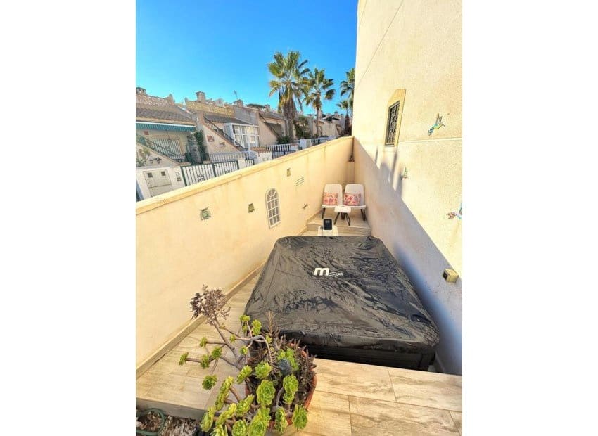 4 bedroom Townhouse for sale in Villamartin with pool - € 249,900 (Ref: 9503506)