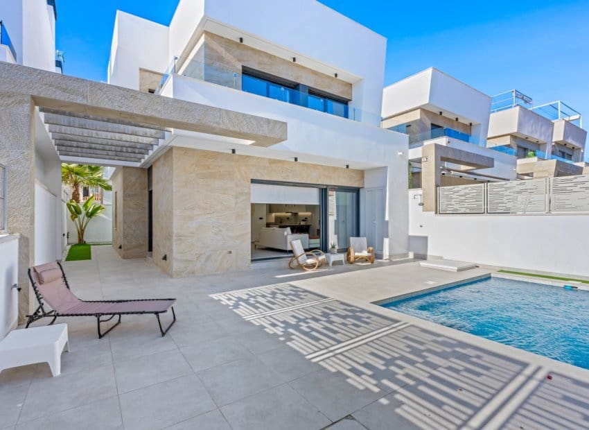 Chalet de 3 habitaciones en San Miguel de Salinas en venta con piscina - 519.500 € (Ref: 9510277)