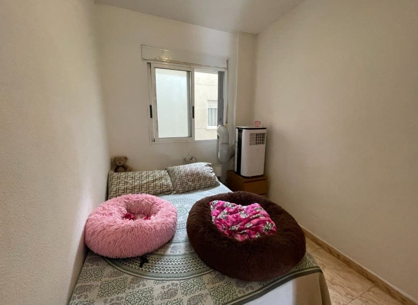 Apartamento de 2 habitaciones en Torrevieja en venta con piscina - 141.000 € (Ref: 9521871)