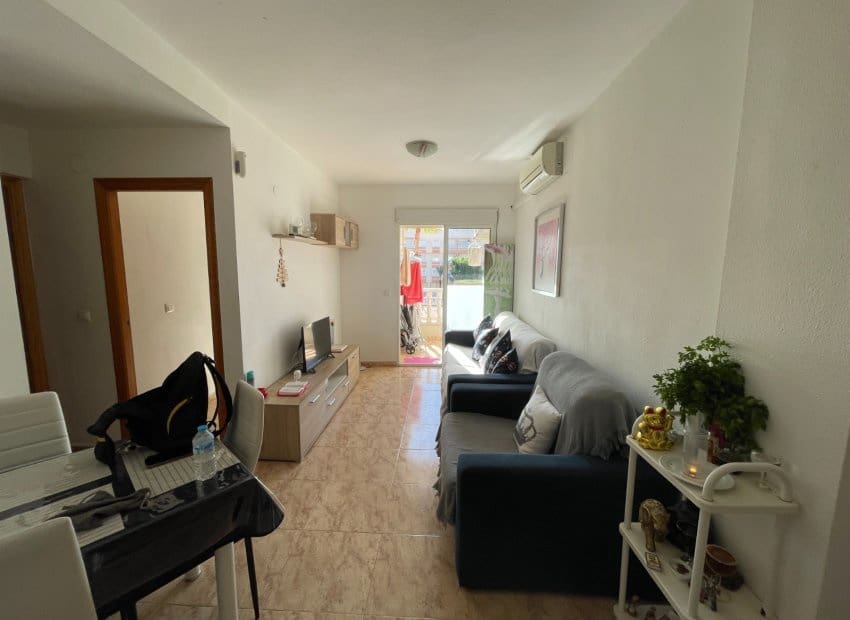 Apartamento de 2 habitaciones en Torrevieja en venta con piscina - 141.000 € (Ref: 9521871)