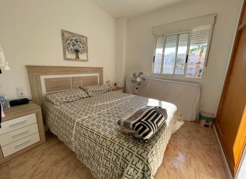 Apartamento de 2 habitaciones en Torrevieja en venta con piscina - 141.000 € (Ref: 9521871)