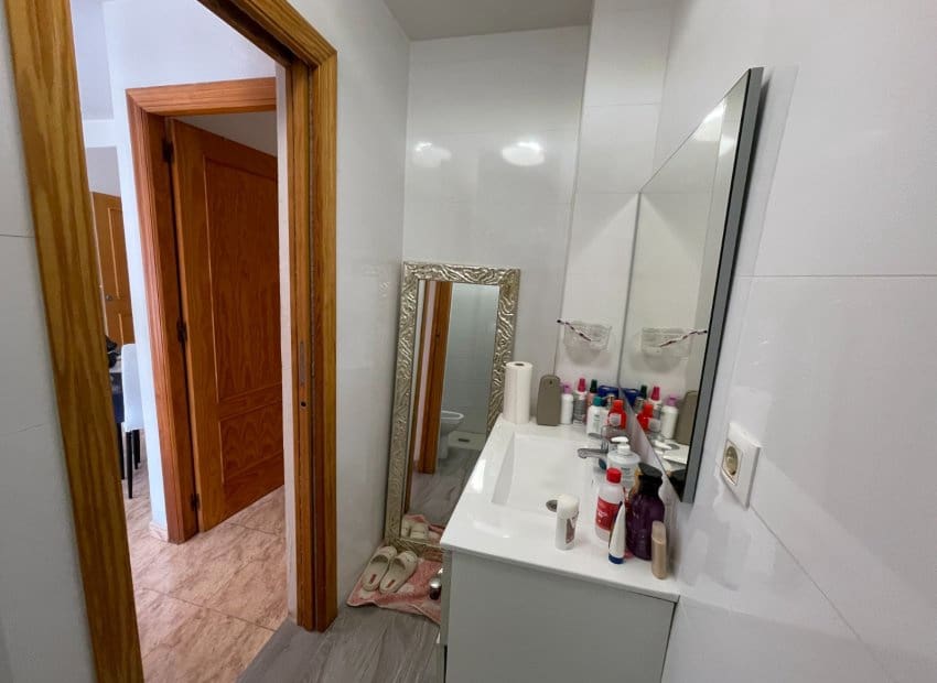 Apartamento de 2 habitaciones en Torrevieja en venta con piscina - 141.000 € (Ref: 9521871)