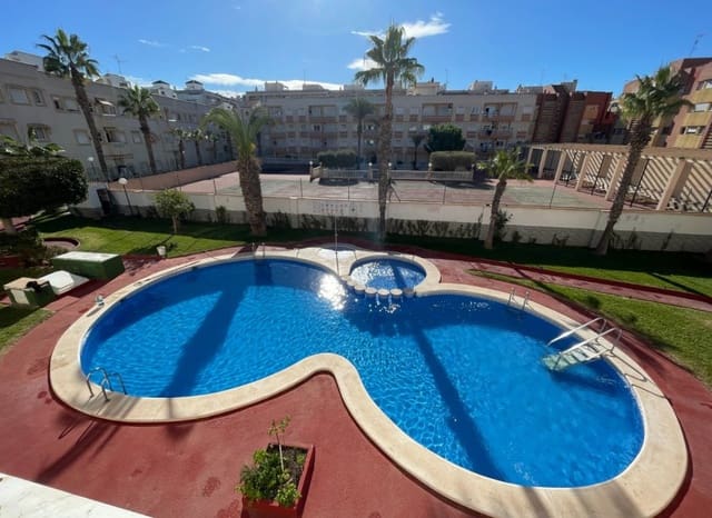 Apartamento de 2 habitaciones en Centro, Torrevieja en venta con piscina - 141.000 € (Ref: 9521871)