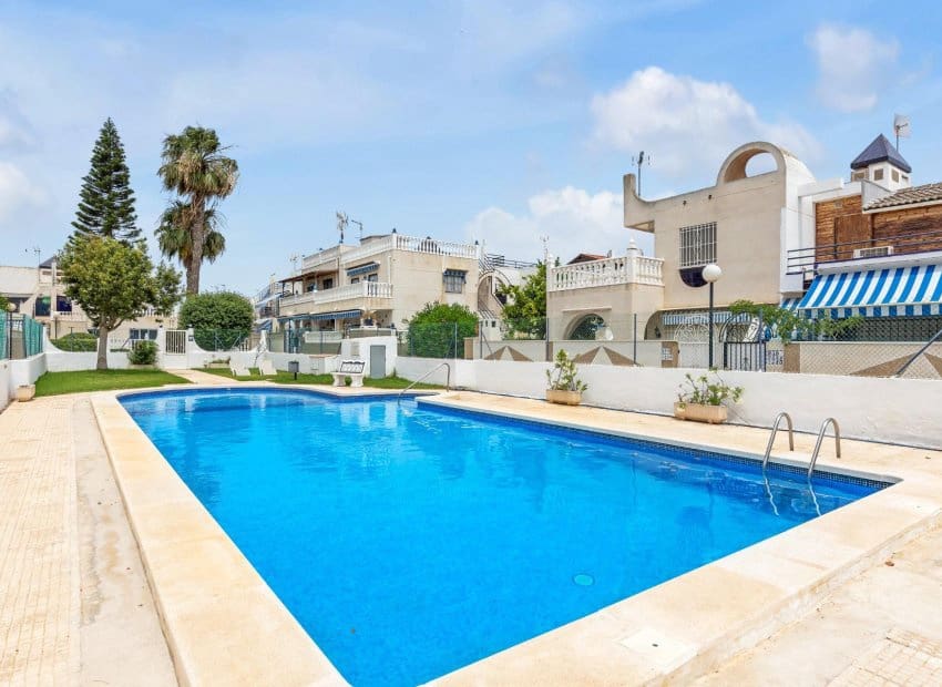 Apartamento de 2 habitaciones en Torrevieja en venta - 138.000 € (Ref: 9521873)