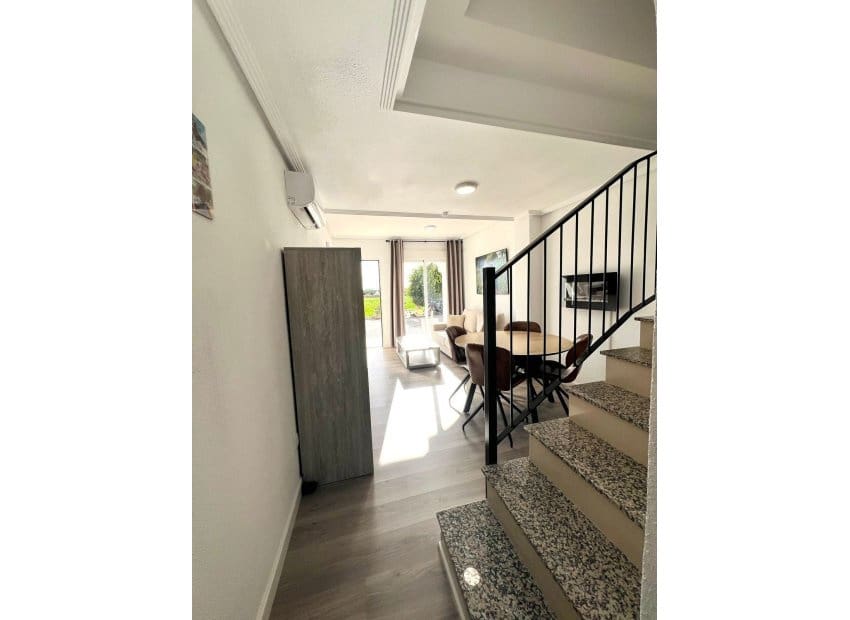 3 makuuhuone Omakotitalo myytävänä paikassa Los Alcazares mukana uima-altaan - 129 950 € (Ref: 9521877)