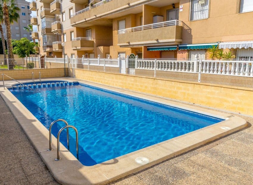 2 soveværelse Lejlighed til salg i Torrevieja med swimmingpool - € 129.900 (Ref: 9521879)